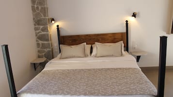 Studio – standard, balkong, sjøutsikt | Skrivebord for bærbar PC, blendingsgardiner og strykejern/-brett