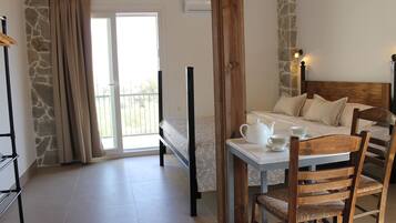 Espacio para trabajar con laptop y cortinas blackout