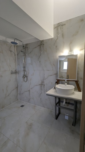Studio Premium, balcon, vue mer | Salle de bain