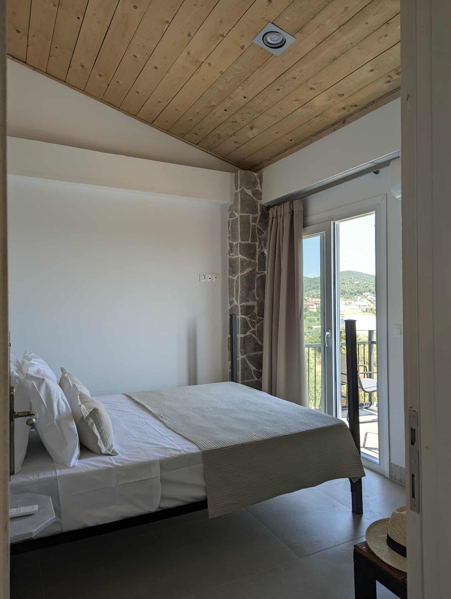 ファミリー アパートメント バルコニー シービュー | ノートパソコン用作業スペース、遮光カーテン、アイロン / アイロン台、WiFi (無料)