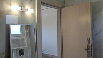 Familjelägenhet - balkong - havsutsikt | Badrum | Dusch, hårtork, handdukar och tvål