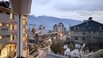 Habitación Confort, balcón, vista a la colina | Áreas de la propiedad