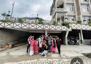 مواقف سيارات مجانية