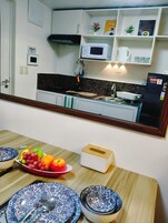 Apartamento estándar | Cocina privada | Frigorífico, microondas y placa de cocina