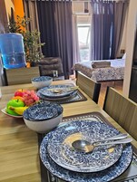 Apartamento estándar | Cocina privada | Frigorífico, microondas y placa de cocina