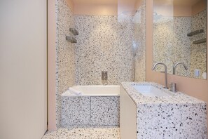 House | Bathroom - Above the Heath (London)