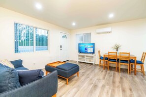 Room - Cozy Glendora Home Walk to Route66 Near Disneyland (Glendora)