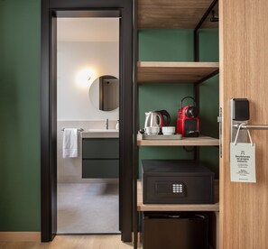 Standard Double Room | Bathroom | Shower, hair dryer, towels, soap - Feelathome Cortes (Madrid)