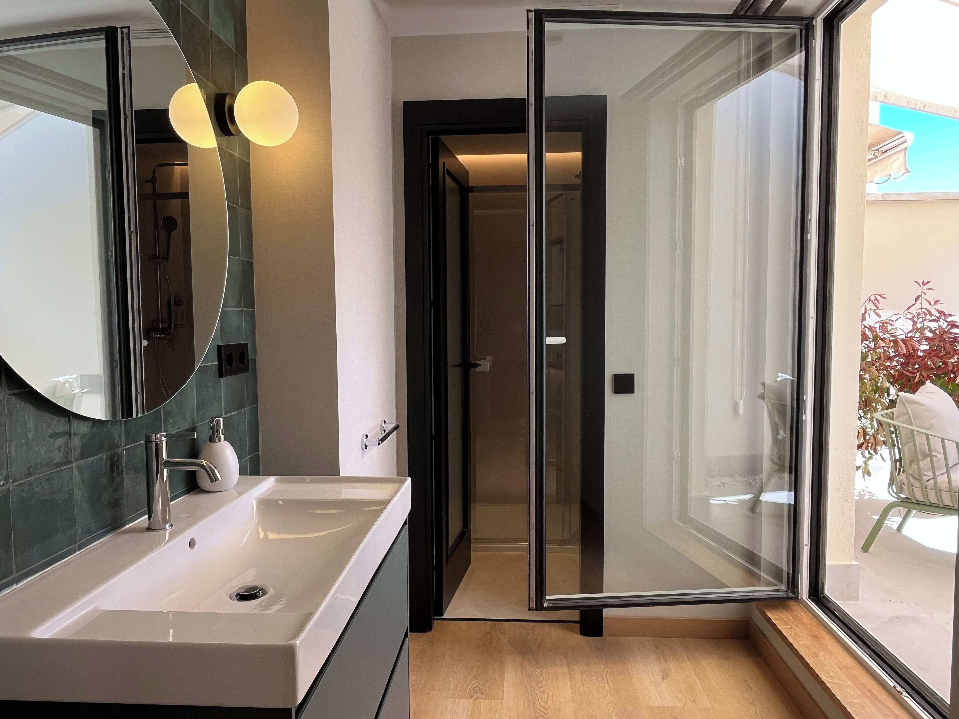 Premium kamer, terras | Badkamer | Een douche, een haardroger, handdoeken, zeep