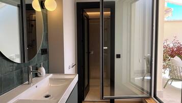 Premium kamer, terras | Badkamer | Een douche, een haardroger, handdoeken, zeep