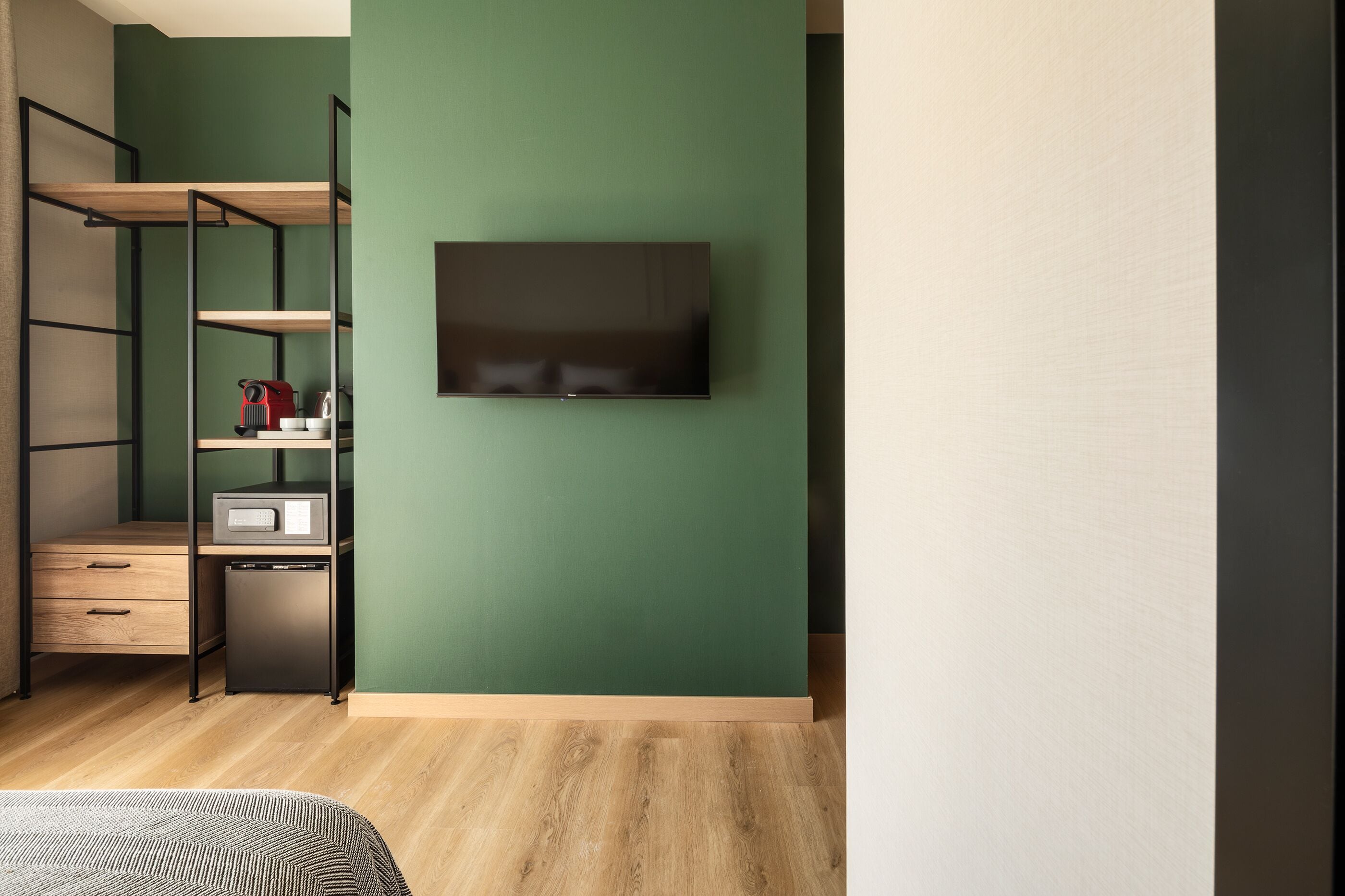 Ein Schlafzimmer mit einem Etagenbett, einem an der Wand montierten Fernseher und einem kleinen Nachttisch mit Lampe.
