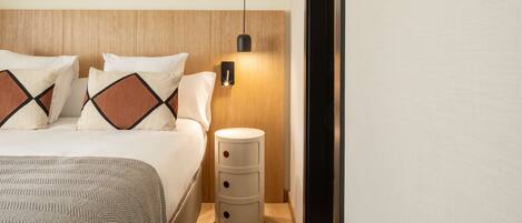 Habitación doble superior, vista a la ciudad | Caja de seguridad en la habitación, wifi gratis y ropa de cama