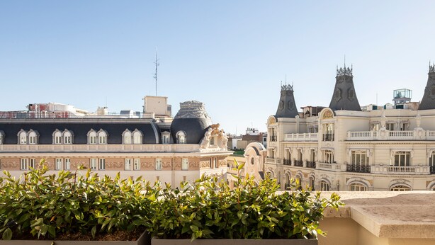 Un immeuble doté de nombreux balcons et surplombant un ciel dégagé.