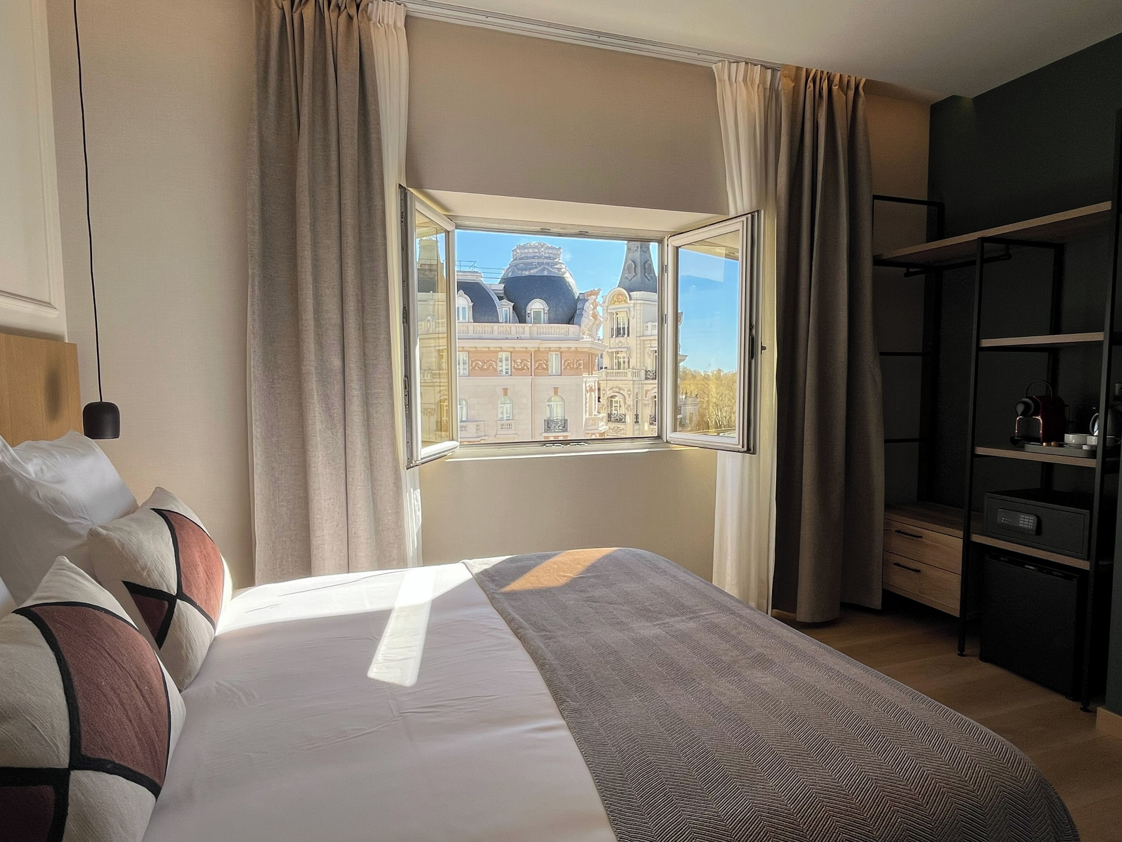 Superior tweepersoonskamer, uitzicht op stad | Een kluis op de kamer, gratis wifi