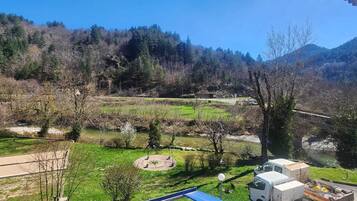 Klassieke Twin kamer, uitzicht op rivier | Terrein van de accommodatie