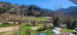 Tomannsrom – classic, elveutsikt | Overnattingsstedets uteområder