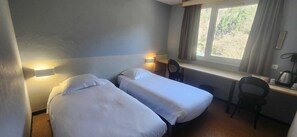 Kahden hengen classic-huone (kaksi sänkyä), jokinäköala | Ilmainen Wi-Fi