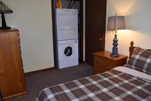 3 bedrooms, WiFi, bed sheets - Cozy 3-bedroom cottage in peaceful Hunter, NY (Hunter)