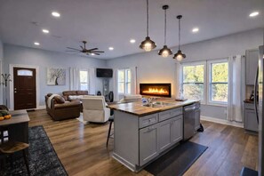 TV, fireplace, DVD player, offices - Copperhill Mountain Getaway Near Ocoee River (Copperhill)