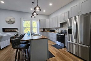 Coffee/tea maker, fridge, microwave, oven - Copperhill Mountain Getaway Near Ocoee River (Copperhill)