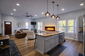 Living area - Perfect Basecamp for Rafting, Floating, Ziplining and REEEELAXING!!! (Copperhill)