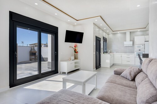 Infinity 2 Holiday Home with Private Pool, Wi-Fi, and Air Conditioning