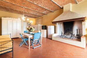Interior - Nice apartment in villa for 6 guests with WIFI, A/C, pool, TV and pets allowed (Cerreto Guidi)