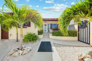 Exterior - Palm Beach 4BR Villa Beach Vibe by Bocobay (Noord)
