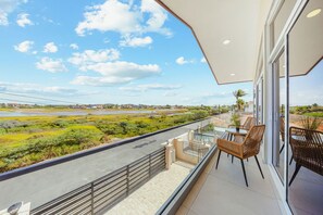 Terrace/patio - Palm Beach 4BR Villa Beach Vibe by Bocobay (Noord)