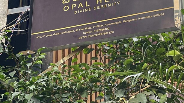 Señal de OPAL HEIWA DIVINE SERENITY, con dirección y datos de contacto.