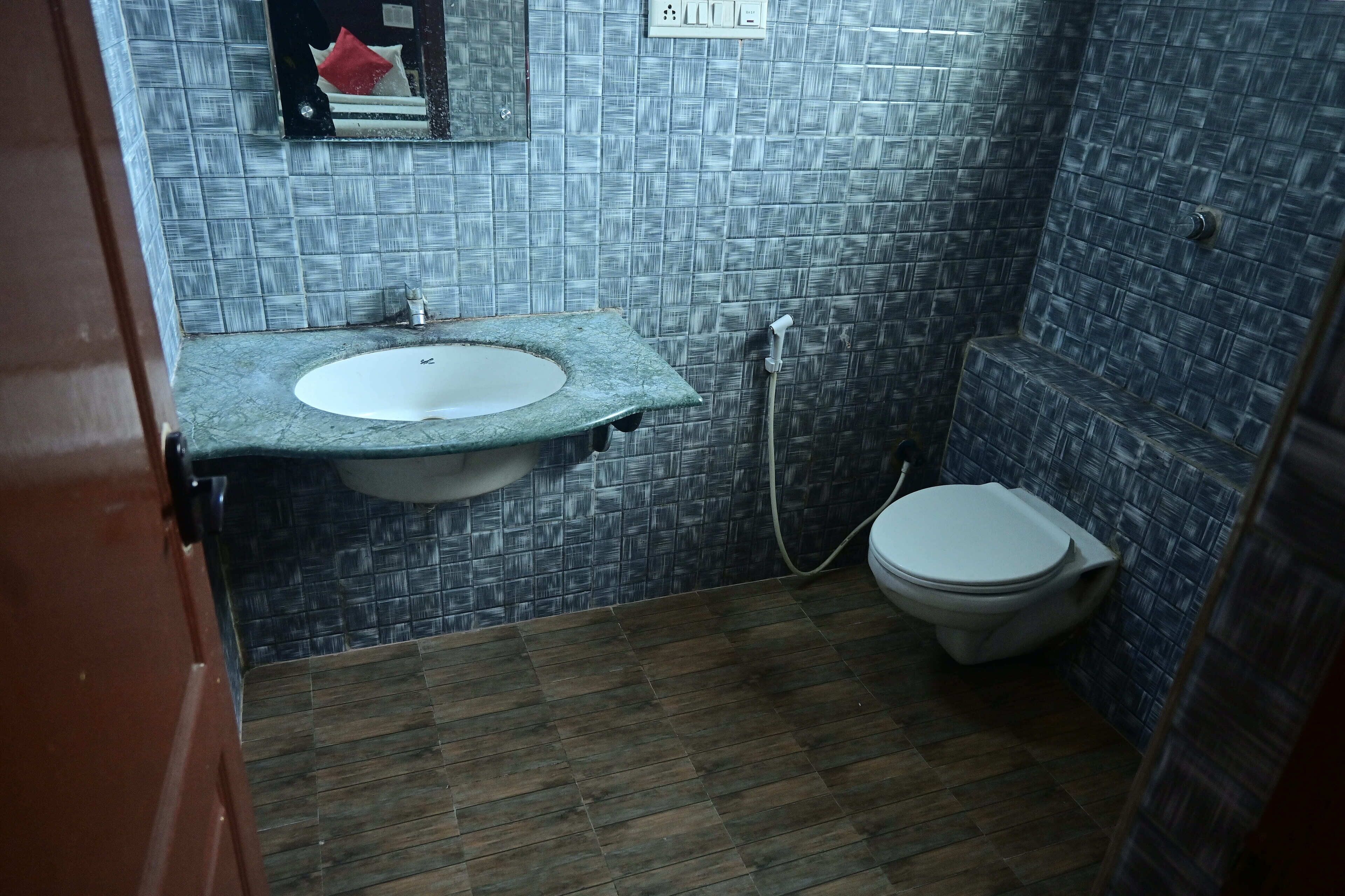Habitación estándar doble | Baño | Ducha, toallas, jabón y champú
