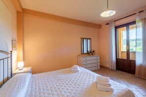 Ein Hotelzimmer mit einem Bett, einem Schminktisch, einem Spiegel und einem Fenster mit Blick.