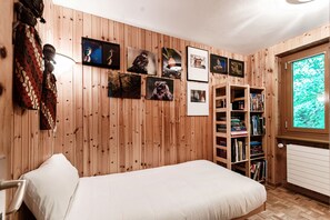 2 bedrooms, iron/ironing board, free WiFi