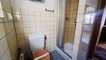 Dusche, Handtücher, Shampoo