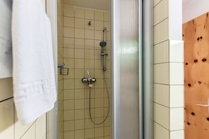 Shower, towels, shampoo