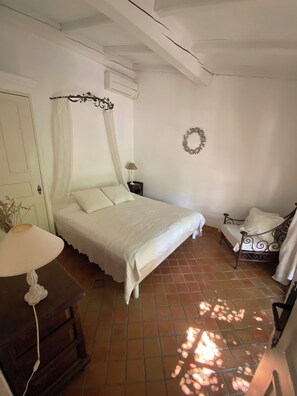 Room - Charming mazet • Sea view facing Saint-Tropez (Grimaud)