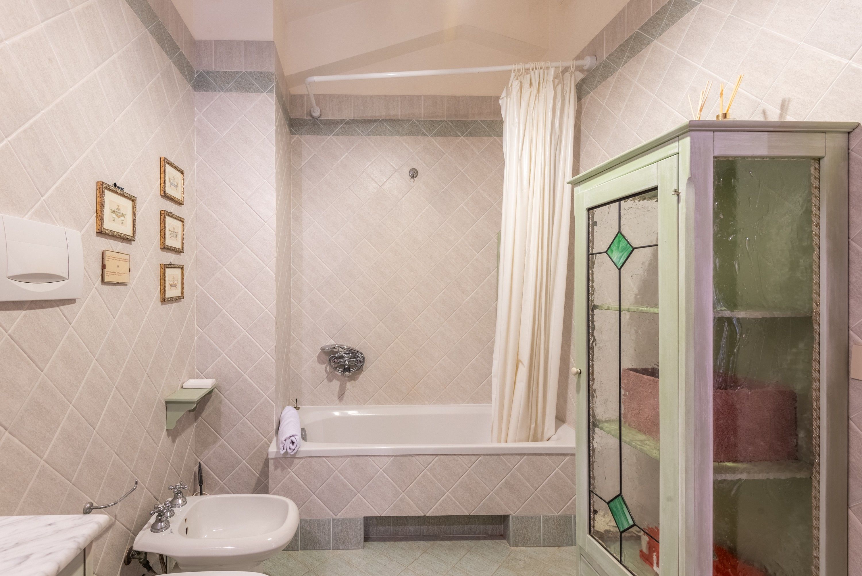 Ein Badezimmer mit einer Badewanne, einem Waschbecken und einem Schrank.