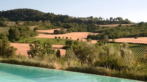 A pool with a view of a hilly landscape. - Agriturismo I Borghi – Apartment Zenzero with Pool in San Gimignano (San Gimignano)