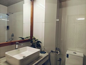 Studio Suite Mewah, pemandangan kota | Kamar mandi | Shower, perlengkapan mandi gratis, sandal, dan handuk