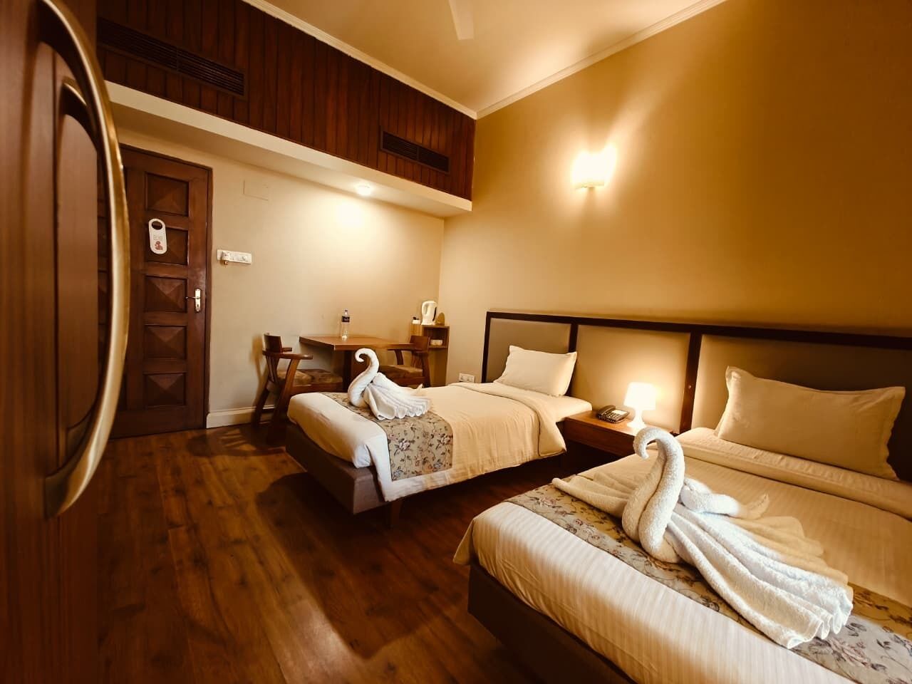 Meja kerja, ruang kerja ramah laptop, dan setrika/meja setrika