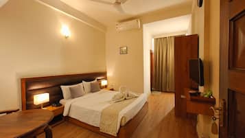 Superior Double Room | Desk, laptop workspace, iron/ironing board, free WiFi