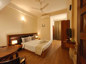 Kamar Double Superior | Meja kerja, ruang kerja ramah laptop, dan setrika/meja setrika