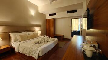 Studio Suite Mewah, pemandangan kota | Meja kerja, ruang kerja ramah laptop, dan setrika/meja setrika