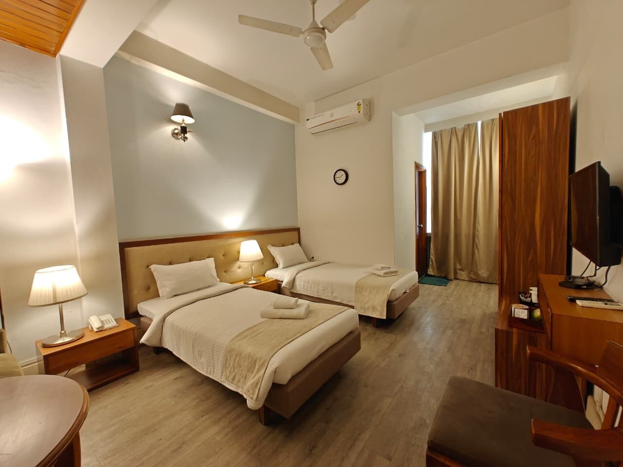 ห้องบิสซิเนสสวีท, 1 ห้องนอน, วิวเมือง | โต๊ะทำงาน, พื้นที่ทำงานแบบใช้แล็ปท็อป, เตารีด/โต๊ะรีดผ้า, Wi-Fi ฟรี