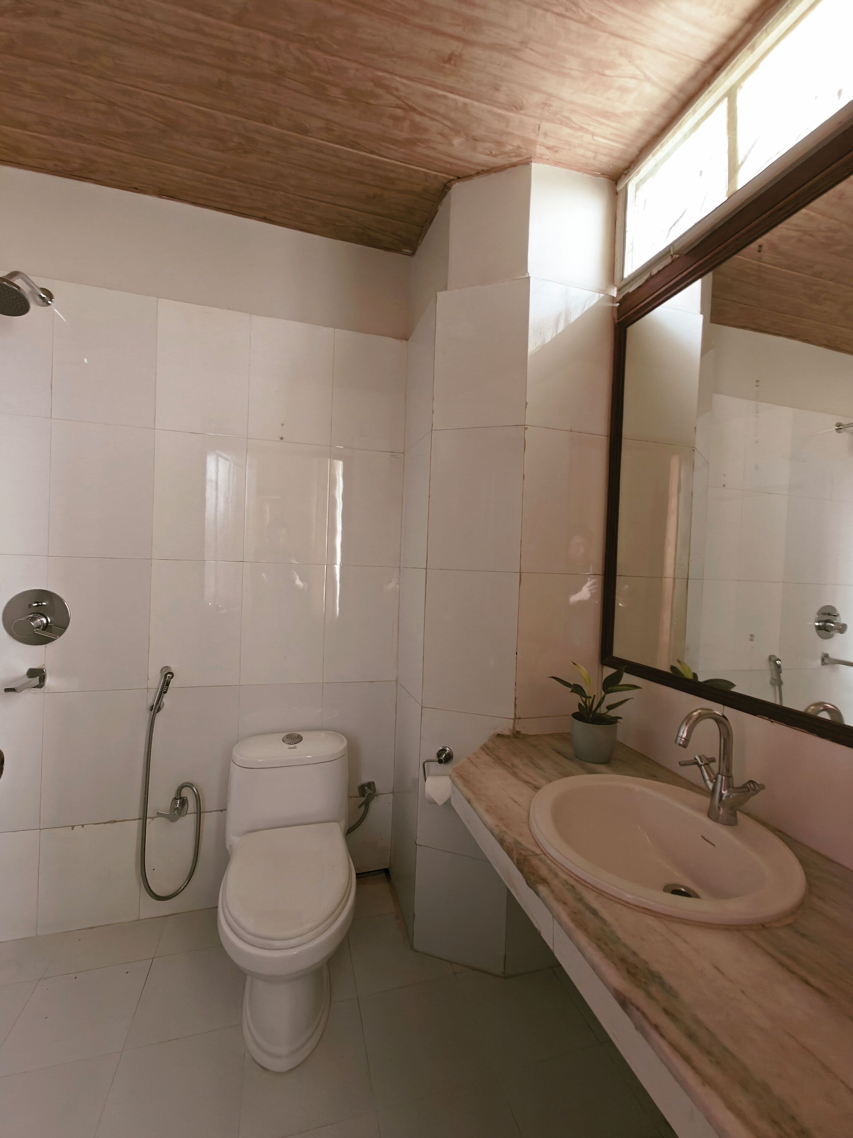 Economy-Zweibettzimmer | Badezimmer | Dusche, kostenlose Toilettenartikel, Hausschuhe, Handtücher