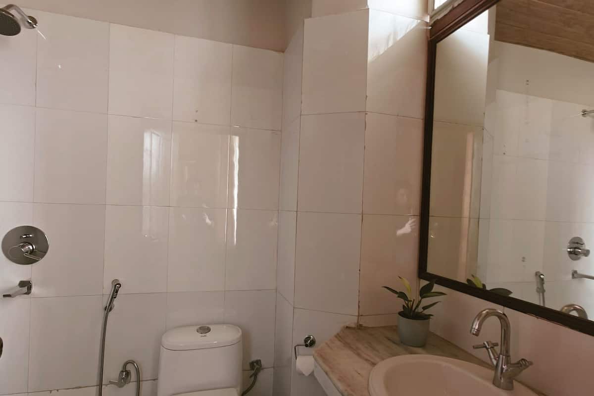 Economy Twin Room | Bathroom