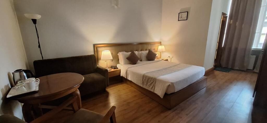 Suite, pemandangan kota | Meja kerja, ruang kerja ramah laptop, dan setrika/meja setrika