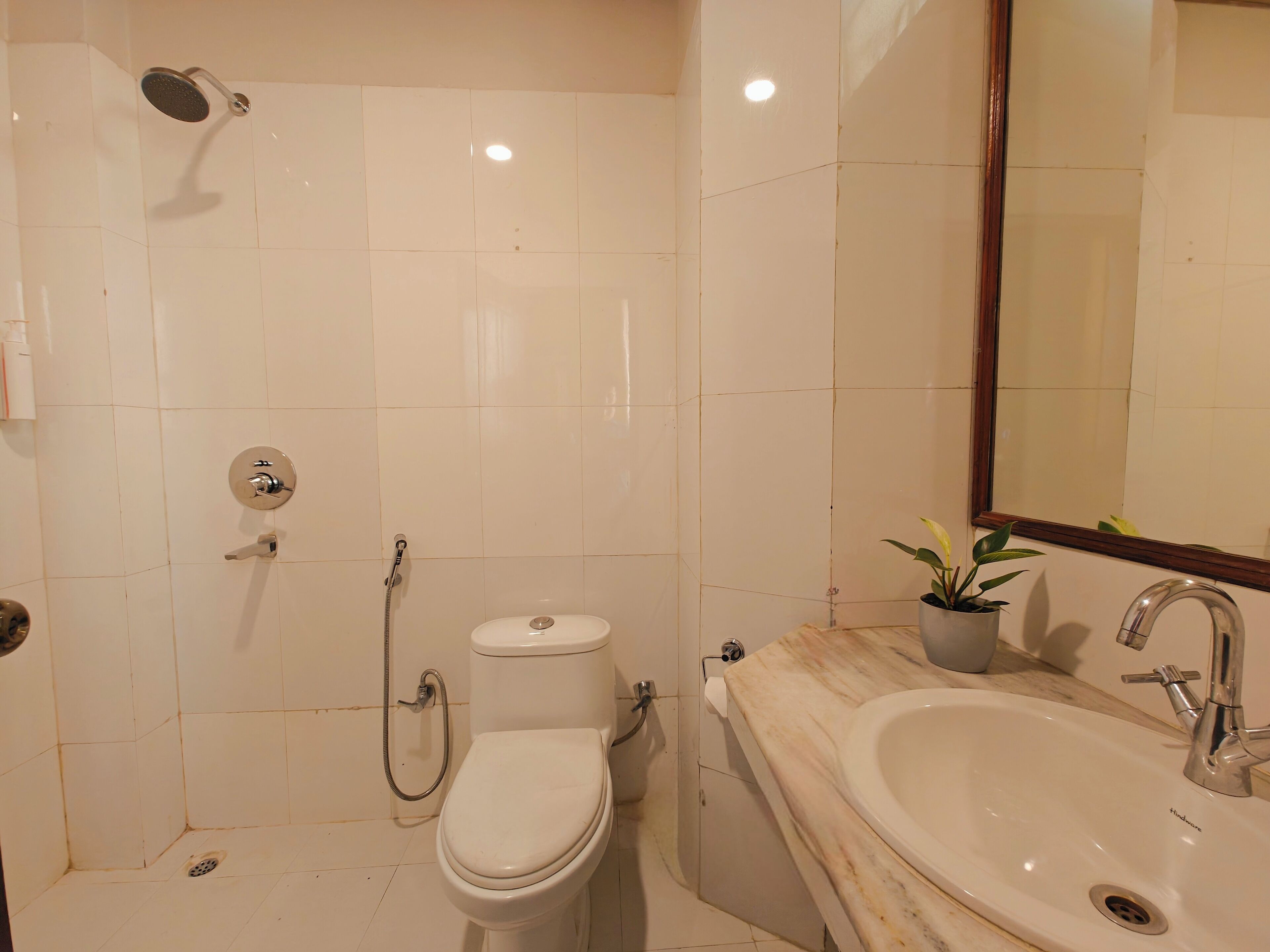 Kamar Double Ekonomi, pemandangan kota | Kamar mandi | Shower, perlengkapan mandi gratis, sandal, dan handuk