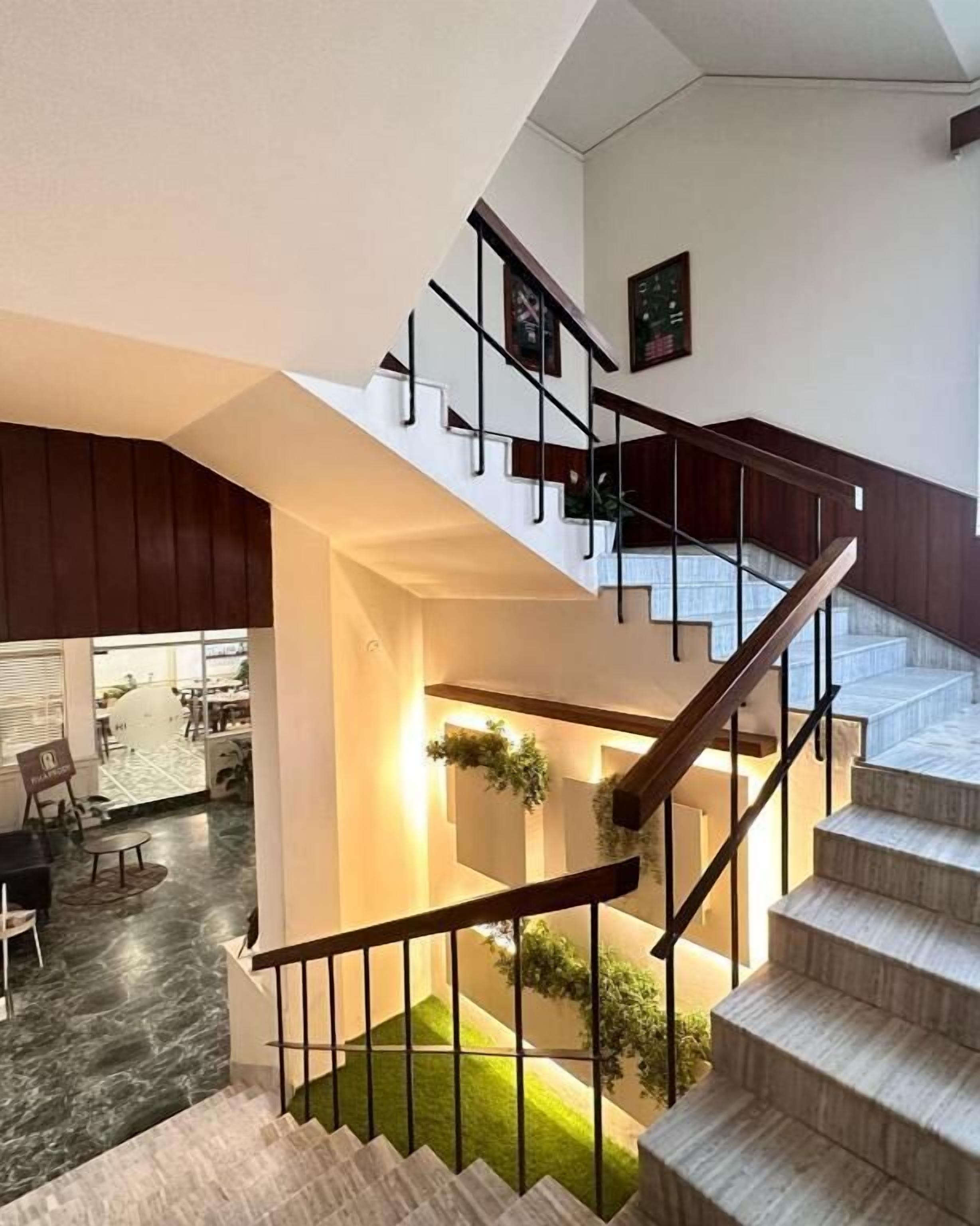 المنشأة من الداخل