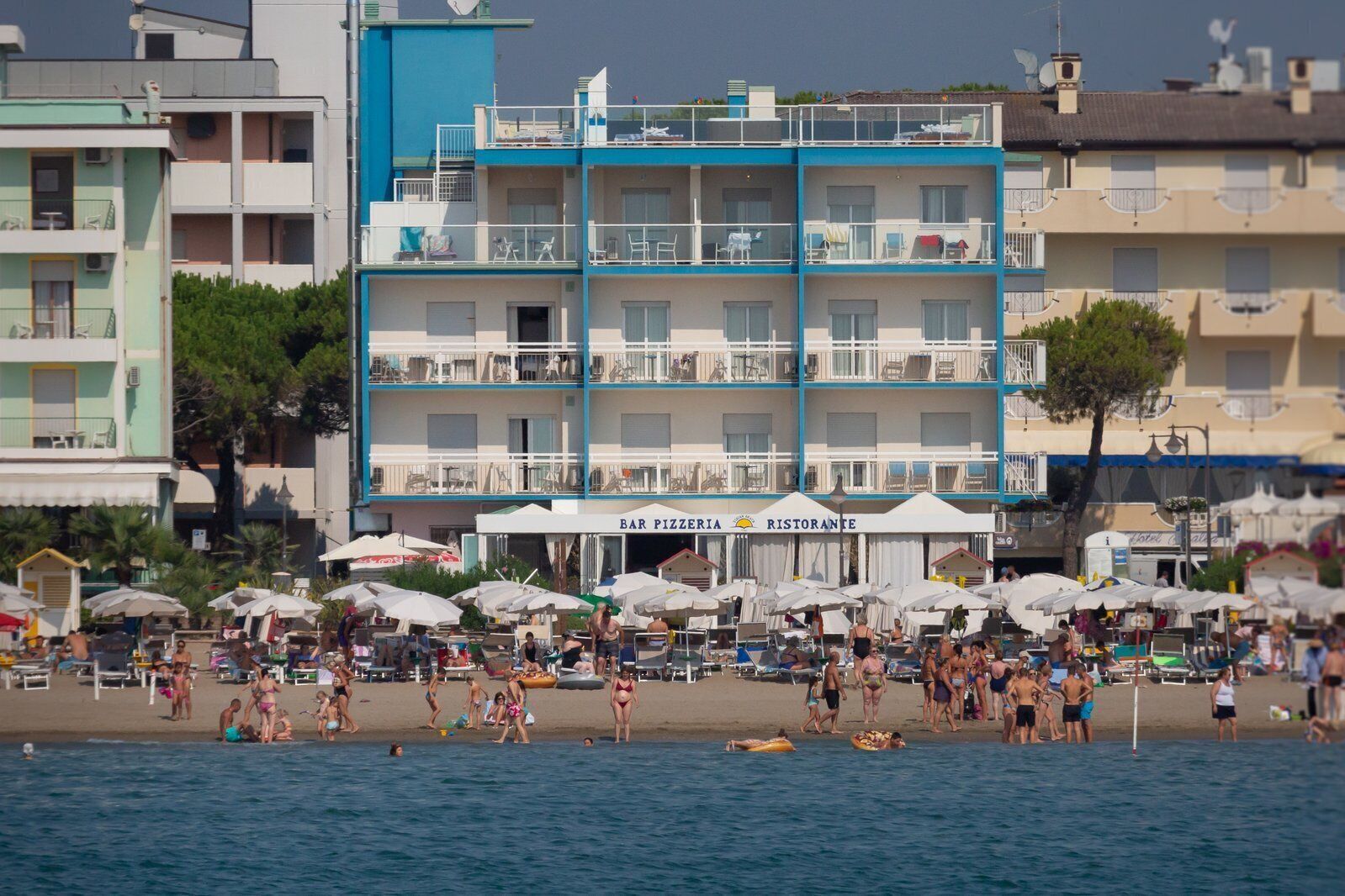 Plage privée, sable blanc, cabines gratuites, chaises longues